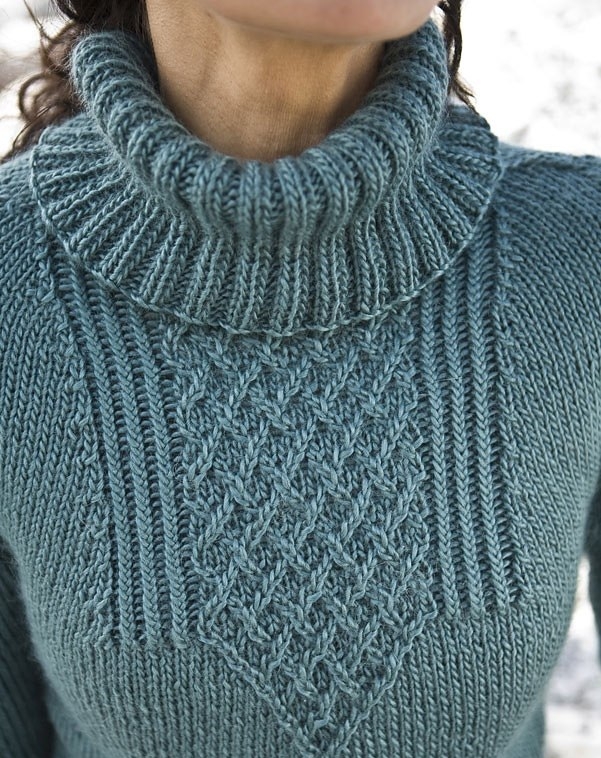 вязаный спицами свитер