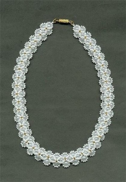 Белоснежное ожерелье из бисера
