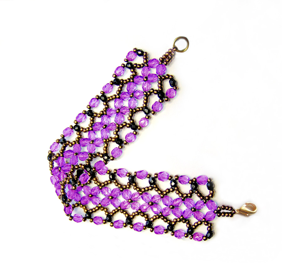 Фиолетовый браслет из бусин