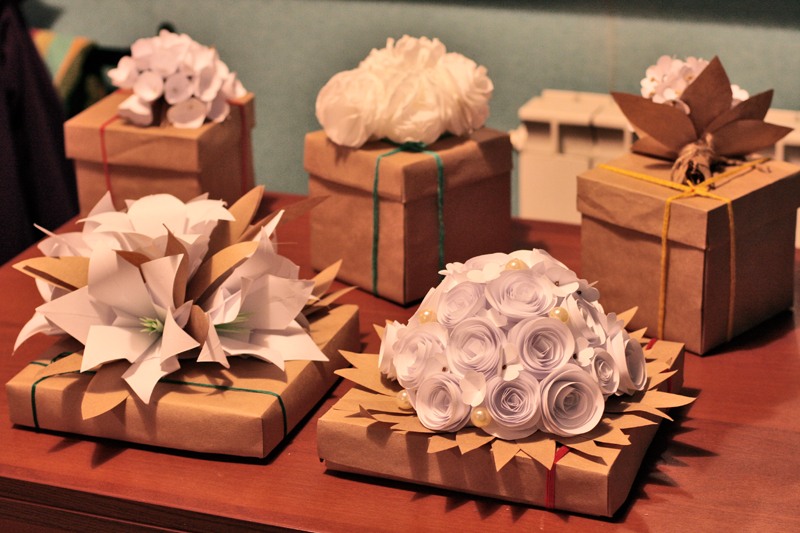 Цветы из бумаги для декора подарка